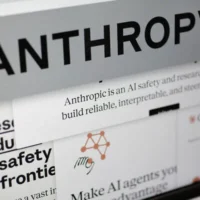 Des pages du site Internet d'Anthropic et le logo de l'entreprise s'affichent sur un écran d'ordinateur à New York le 26 février 2026. (Photo AP/Patrick Sison)