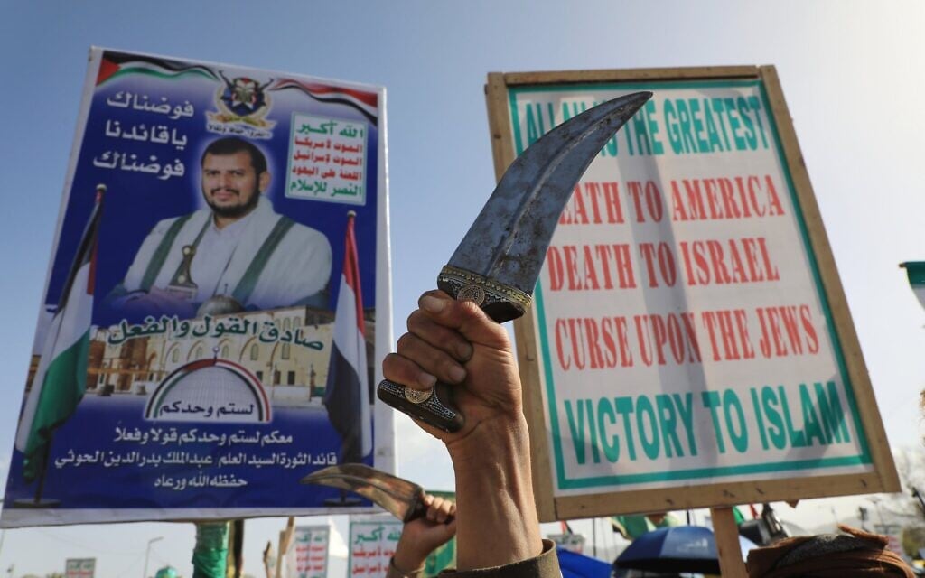 Des partisans des Houthis brandissant une banderole à l'effigie de leur chef, Abdul Malik al-Houthi, lors d'un rassemblement contre Israël et la guerre entre les États-Unis et l'Iran, à Sanaa, au Yémen, le 3 avril 2026. (Crédit : Osamah Abdulrahman/AP)