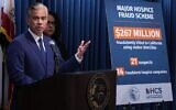 Le procureur général de Californie, Rob Bonta, annonce le démantèlement d'un vaste réseau de fraude dans le secteur des soins palliatifs, qui a coûté 267 millions de dollars à l'État, à Los Angeles, le 9 avril 2026. (Crédit : AP Photo/Damian Dovarganes)