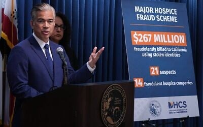 Le procureur général de Californie, Rob Bonta, annonce le démantèlement d'un vaste réseau de fraude dans le secteur des soins palliatifs, qui a coûté 267 millions de dollars à l'État, à Los Angeles, le 9 avril 2026. (Crédit : AP Photo/Damian Dovarganes) Le procureur général de Californie, Rob Bonta, annonce le démantèlement d'un vaste réseau de fraude dans le secteur des soins palliatifs, qui a coûté 267 millions de dollars à l'État, à Los Angeles, le 9 avril 2026. (Crédit : AP Photo/Damian Dovarganes)