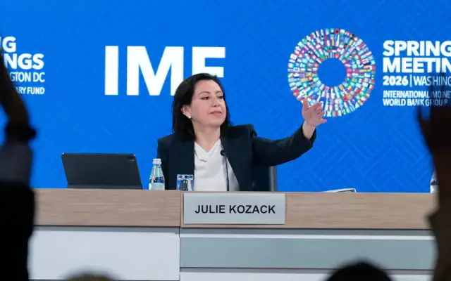 Julie Kozack, directrice de la communication du Fonds monétaire international, lors d'une conférence de presse dans le cadre des réunions de printemps de la Banque mondiale et du FMI au siège du FMI à Washington, le mercredi 15 avril 2026. (Crédit:  AP/Jose Luis Magana)