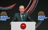 Le président turc Recep Tayyip Erdoğan prononçant un discours lors du Forum diplomatique d’Antalya, à Antalya, dans le sud de la Turquie, le 17 avril 2026. (Crédit : Riza Ozel/AP)