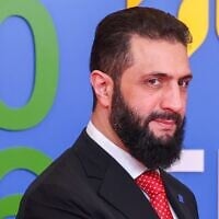 Le président syrien Ahmed al-Sharaa arrivant au sommet de l'UE, à Nicosie, à Chypre, le 24 avril 2026. (Crédit : Yves Herman, photo de pool via AP)