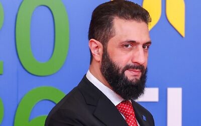 Le président syrien Ahmed al-Sharaa arrivant au sommet de l'UE, à Nicosie, à Chypre, le 24 avril 2026. (Crédit : Yves Herman, photo de pool via AP) Le président syrien Ahmed al-Sharaa arrivant au sommet de l'UE, à Nicosie, à Chypre, le 24 avril 2026. (Crédit : Yves Herman, photo de pool via AP)
