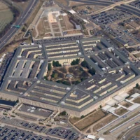 Le Pentagone vu depuis Air Force One alors que l'avion survole Washington le 2 mars 2022. (Crédit: AP Photo/Patrick Semansky)