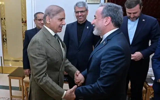 Le Premier ministre Shehbaz Sharif, à gauche, salue le ministre iranien des Affaires étrangères Abbas Araghchi avant leur rencontre à Islamabad, au Pakistan, le 25 avril 2026. (Crédit: Bureau du Premier ministre pakistanais via AP)
