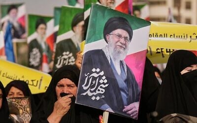 Illustration : Des femmes musulmanes irakiennes brandissent des portraits de l'ayatollah Ali Khamenei, le Guide suprême iranien assassiné, lors d'une manifestation contre la campagne américano-israélienne de bombardements en Iran, dans le quartier chiite de Kazimiyah, à Bagdad, en Irak, le 25 avril 2026. (Crédit : Hadi Mizban/AP) Illustration : Des femmes musulmanes irakiennes brandissent des portraits de l'ayatollah Ali Khamenei, le Guide suprême iranien assassiné, lors d'une manifestation contre la campagne américano-israélienne de bombardements en Iran, dans le quartier chiite de Kazimiyah, à Bagdad, en Irak, le 25 avril 2026. (Crédit : Hadi Mizban/AP)