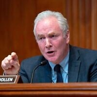 Le sénateur américain Chris Van Hollen s'exprime au Capitole, le 12 mai 2026, à Washington. (Crédit : AP Photo/Jose Luis Magana)