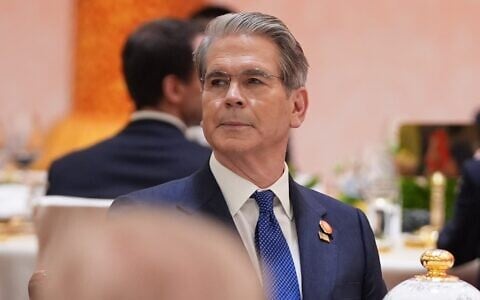 Le secrétaire au Trésor Scott Bessent assiste à un dîner d'État réunissant le président Donald Trump et le président chinois Xi Jinping au Palais du Peuple, le 14 mai 2026, à Pékin. (Crédit : AP Photo/Mark Schiefelbein)
