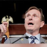 Le député Dan Goldman, démocrate de l'État de New York, s'exprimant lors d'une conférence de presse, au Capitole, à Washington, le 2 juillet 2025. (Crédit : Mariam Zuhaib/AP)