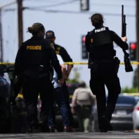 La police sur les lieux d'une fusillade devant le Centre islamique de San Diego, à San Diego, en Californie, le 18 mai 2026. (Photo AP/Gregory Bull)