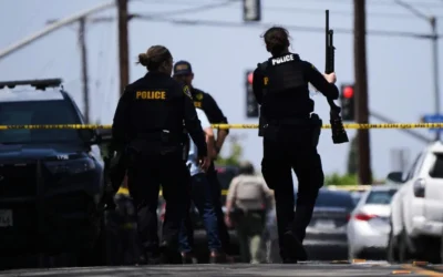 La police sur les lieux d'une fusillade devant le Centre islamique de San Diego, à San Diego, en Californie, le 18 mai 2026. (Photo AP/Gregory Bull) La police sur les lieux d'une fusillade devant le Centre islamique de San Diego, à San Diego, en Californie, le 18 mai 2026. (Photo AP/Gregory Bull)