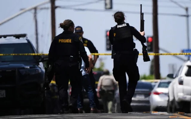 La police sur les lieux d'une fusillade devant le Centre islamique de San Diego, à San Diego, en Californie, le 18 mai 2026. (Photo AP/Gregory Bull)