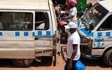 Un homme portant un masque de protection, dans une rue animée de Kampala, en Ouganda, le 19 mai 2026. (Crédit : Hajarah Nalwadda/AP)