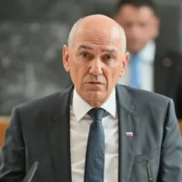 Janez Jansa s'exprime devant le Parlement slovène lors d'une session à Ljubljana, en Slovénie, le 22 mai 2026, avant sa nomination au poste de Premier ministre, mettant fin à une impasse politique après les élections serrées de mars. (Igor Kupljenik/AP)