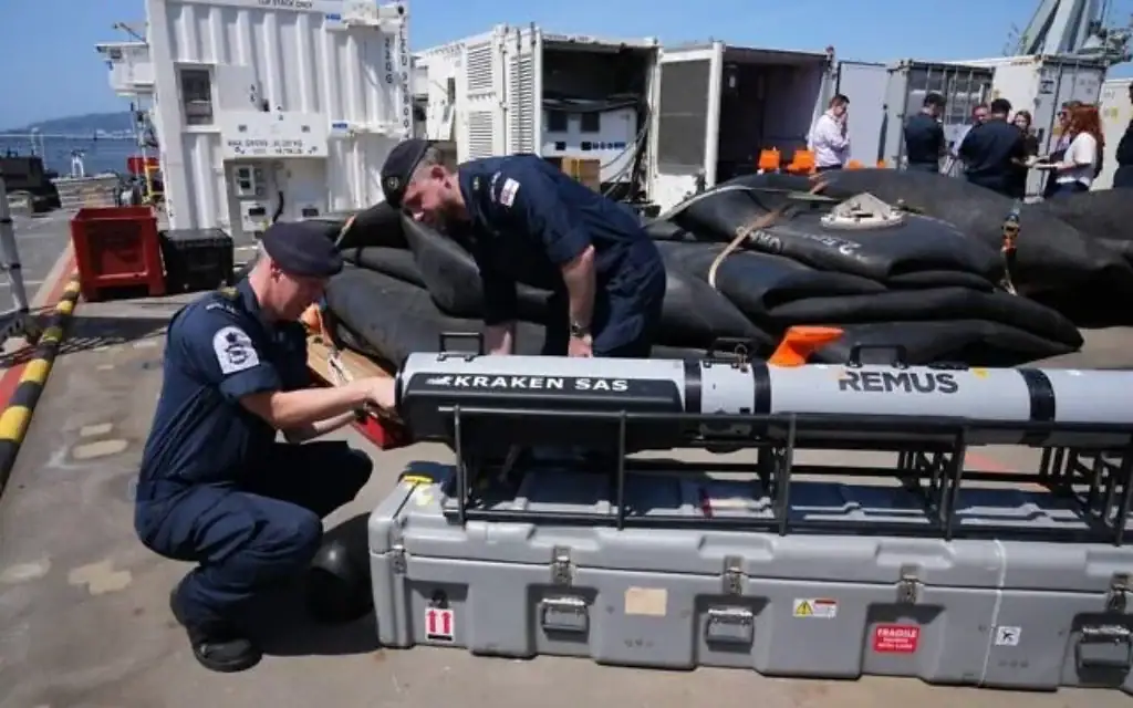 Le personnel de la Royal Navy britannique inspecte des véhicules autonomes équipés de capteurs sonars capables de détecter et identifier des mines, sur le RFA Lyme Bay, dans le territoire britannique d'outre-mer de Gibraltar, le 22 mai 2026. (Photo AP/Kwiyeon Ha)