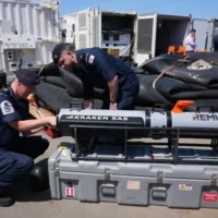 Le personnel de la Royal Navy britannique inspecte des véhicules autonomes équipés de capteurs sonars capables de détecter et identifier des mines, sur le RFA Lyme Bay, dans le territoire britannique d'outre-mer de Gibraltar, le 22 mai 2026. (Photo AP/Kwiyeon Ha)
