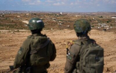 Des soldats israéliens à un poste militaire surplombant la « Ligne jaune », dans le centre de la bande de Gaza, le 26 mai 2026. (Crédit : Ariel Schalit/AP)