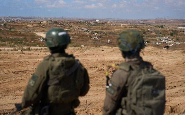 Des soldats israéliens à un poste militaire surplombant la « Ligne jaune », dans le centre de la bande de Gaza, le 26 mai 2026. (Crédit : Ariel Schalit/AP) Des soldats israéliens à un poste militaire surplombant la « Ligne jaune », dans le centre de la bande de Gaza, le 26 mai 2026. (Crédit : Ariel Schalit/AP)