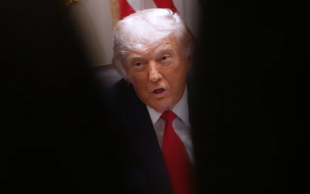 Le président américain Donald Trump s’exprime lors d’une réunion du Conseil des ministres à la Maison Blanche, à Washington, le 27 mai 2026. (Crédit: Jacquelyn Martin/AP)