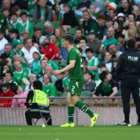 L'Irlandais Seamus Coleman s'éloigne alors que des balles de tennis sont lancées sur le terrain lors du match amical international de football entre l'Irlande et le Qatar à Dublin, en Irlande, le 28 mai 2026. (Crédit: AP Photo/ Peter Morrison)