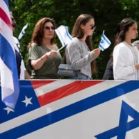 Des participants au défilé agitent des drapeaux devant les spectateurs lors du défilé de la Journée d'Israël, le 31 mai 2026, à New York. (AP/Emil T. Lippe)
