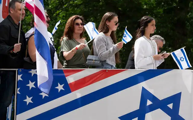 Des participants au défilé agitent des drapeaux devant les spectateurs lors du défilé de la Journée d'Israël, le 31 mai 2026, à New York. (AP/Emil T. Lippe) Des participants au défilé agitent des drapeaux devant les spectateurs lors du défilé de la Journée d'Israël, le 31 mai 2026, à New York. (AP/Emil T. Lippe)