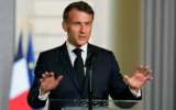 Le président français Emmanuel Macron participant à une annonce conjointe avec Masayoshi Son, PDG de SoftBank Group Corp., à l'Élysée, à Paris, le 1ᵉʳ juin 2026. (Crédit : Ludovic Marin/Pool Photo via AP)