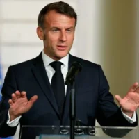 Le président français Emmanuel Macron participant à une annonce conjointe avec Masayoshi Son, PDG de SoftBank Group Corp., à l'Élysée, à Paris, le 1ᵉʳ juin 2026. (Crédit : Ludovic Marin/Pool Photo via AP)