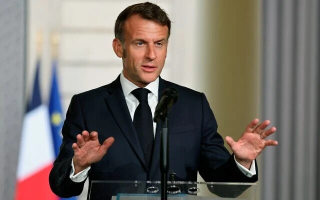 Le président français Emmanuel Macron lors d'une déclaration conjointe avec Masayoshi Son, le président-directeur général de SoftBank Group Corp., au palais présidentiel de l'Élysée à Paris, le 1er juin 2026. (Ludovic Marin / Pool Photo via AP)