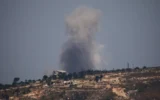 De la fumée s'élève après une frappe aérienne israélienne dans le sud du Liban, vue du nord d'Israël, le 2 juin 2026. (Crédit : AP/Ariel Schalit)