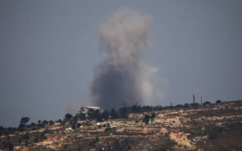 De la fumée s'élève après une frappe aérienne israélienne dans le sud du Liban, vue du nord d'Israël, le 2 juin 2026. (Crédit : AP/Ariel Schalit)