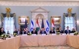 L'ambassadeur des États-Unis en Israël, Mike Huckabee (2e à partir de la gauche), accompagné, à partir de la 3e place à gauche : Dan Holler, Sr., chef de cabinet du Département d'État, Michael A. Needham, conseiller et directeur du Bureau de la planification politique du Département d'État, et Michel Issa, ambassadeur des États-Unis au Liban, alors qu'ils rencontrent Yechiel Leiter, ambassadeur d'Israël aux États-Unis, et Nada Hamadeh, ambassadrice du Liban aux États-Unis, au Département d'État, à Washington, le 2 juin 2026. (Crédit : Rod Lamkey Jr./AP)