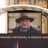 Une affiche représentant le philosophe, sociologue et résistant français Edgar Morin lors de la cérémonie organisée en son honneur à l'Hôtel des Invalides à Paris, le mercredi 3 juin 2026. (Crédit: Teresa Suarez, photo de presse via AP)