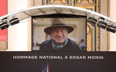 Une affiche représentant le philosophe, sociologue et résistant français Edgar Morin lors de la cérémonie organisée en son honneur à l'Hôtel des Invalides à Paris, le mercredi 3 juin 2026. (Crédit: Teresa Suarez, photo de presse via AP)
