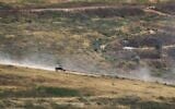 Des soldats israéliens circulant en voiture dans le sud du Liban, vus depuis le nord d'Israël, le 4 juin 2026. (Crédit : Ariel Schalit/AP)