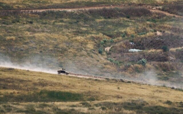Des soldats israéliens circulant en voiture dans le sud du Liban, vus depuis le nord d'Israël, le 4 juin 2026. (Crédit : Ariel Schalit/AP)