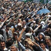 Les Houthis scandent des slogans religieux pour célébrer l'Aïd al-Ghadir, jour où, selon eux, l'islam a été consacré en tant que religion par la désignation d'Ali comme successeur du prophète Mahomet, à Sanaa, au Yémen, le 4 juin 2026. (Crédit : AP/Osamah Abdulrahman)