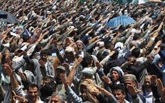 Les Houthis scandent des slogans religieux pour célébrer l'Aïd al-Ghadir, jour où, selon eux, l'islam a été consacré en tant que religion par la désignation d'Ali comme successeur du prophète Mahomet, à Sanaa, au Yémen, le 4 juin 2026. (Crédit : AP/Osamah Abdulrahman)