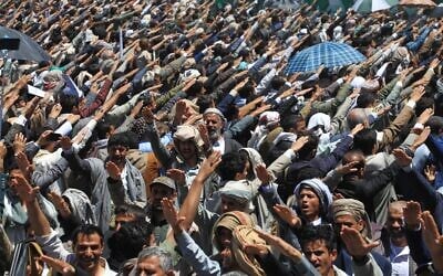 Les Houthis scandent des slogans religieux pour célébrer l'Aïd al-Ghadir, jour où, selon eux, l'islam a été consacré en tant que religion par la désignation d'Ali comme successeur du prophète Mahomet, à Sanaa, au Yémen, le 4 juin 2026. (Crédit : AP/Osamah Abdulrahman)
