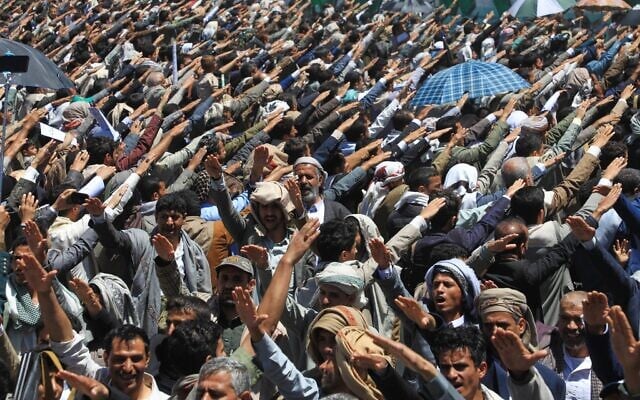 Les Houthis scandent des slogans religieux pour célébrer l'Aïd al-Ghadir, jour où, selon eux, l'islam a été consacré en tant que religion par la désignation d'Ali comme successeur du prophète Mahomet, à Sanaa, au Yémen, le 4 juin 2026. (Crédit : AP/Osamah Abdulrahman)