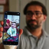 Fahd Abou Haikal, 41 ans, montre une photo de son fils Sam, âgé de sept mois et tué par balle, dans un hôpital d’Hébron le 6 juin 2026, au lendemain de la mort du petit garçon, abattu par l’armée israélienne dans cette ville du sud de la Cisjordanie. (Crédit: AP Photo/Mahmoud Illean)