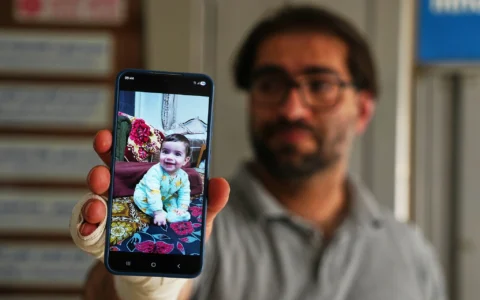 Fahd Abou Haikal, 41 ans, montre une photo de son fils Sam, âgé de sept mois et tué par balle, dans un hôpital d’Hébron le 6 juin 2026, au lendemain de la mort du petit garçon, abattu par l’armée israélienne dans cette ville du sud de la Cisjordanie. (Crédit: AP Photo/Mahmoud Illean)