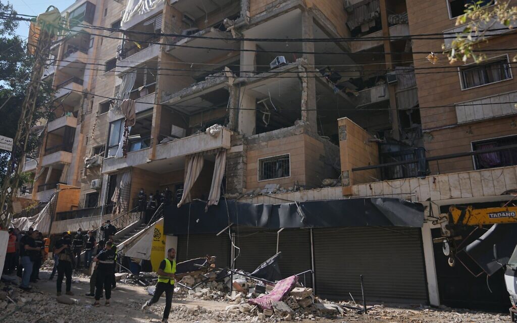 Des agents de sécurité libanais sur le site où une frappe aérienne israélienne a touché un bâtiment dans la banlieue sud de Beyrouth - bastion historique du groupe terroriste chiite libanais du Hezbollah connu sous le nom de la Dahiyeh, au Liban, le 7 juin 2026. (Crédit : Hassan Ammar/AP Photo)