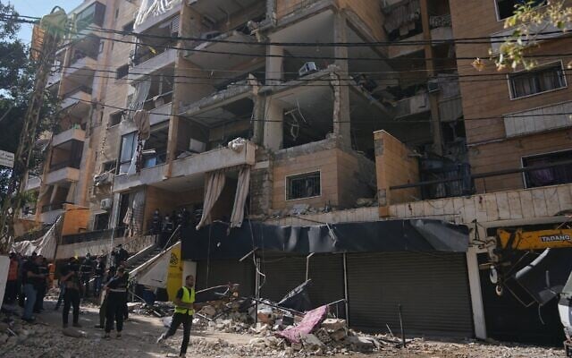 Des agents de sécurité libanais sur le site où une frappe aérienne israélienne a touché un bâtiment dans la banlieue sud de Beyrouth - bastion historique du groupe terroriste chiite libanais du Hezbollah connu sous le nom de la Dahiyeh, au Liban, le 7 juin 2026. (Crédit : Hassan Ammar/AP Photo)