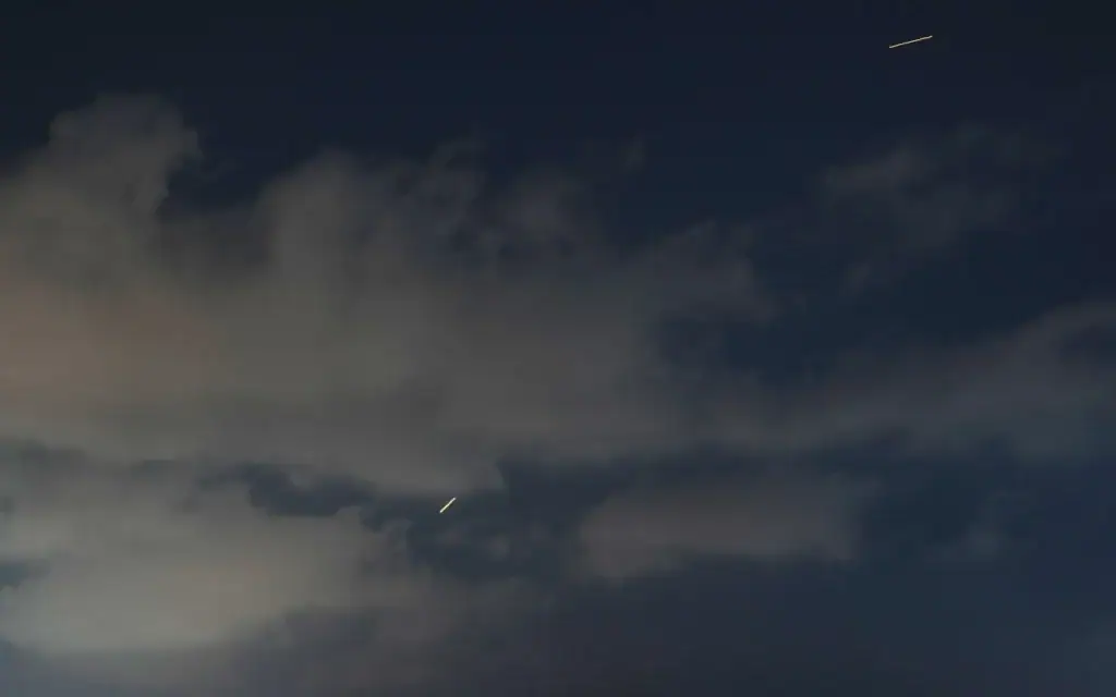 Le système de défense aérienne israélien intercepte des missiles tirés par l'Iran, vu de Hadera, dans le nord d'Israël, le dimanche 7 juin 2026. (Crédit : AP/Ariel Schalit)