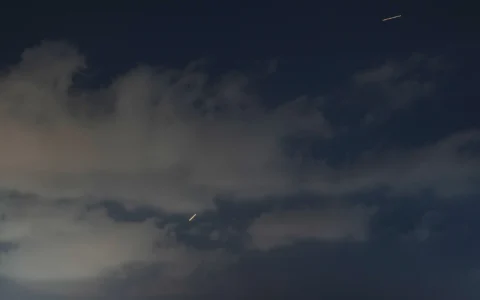Le système de défense aérienne israélien intercepte des missiles tirés par l'Iran, vu de Hadera, dans le nord d'Israël, le dimanche 7 juin 2026. (Crédit : AP/Ariel Schalit)