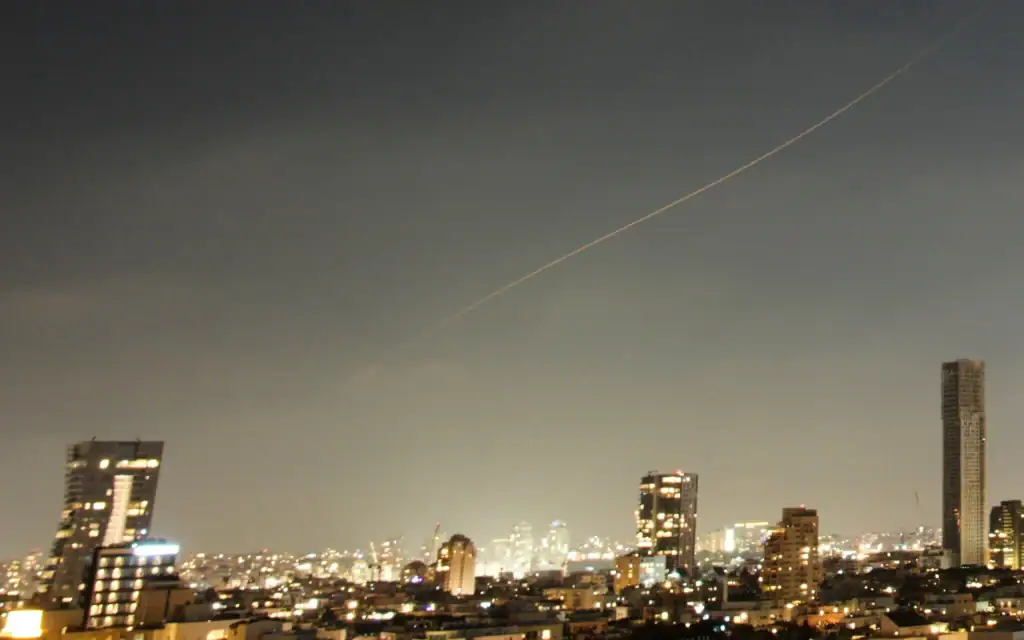 Un projectile dans le ciel au-dessus du centre d'Israël lors d'une attaque aux missiles iraniens, le 7 juin 2026. (Crédit: Ohad Zwigenberg/AP)