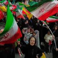 Des manifestants pro-gouvernement agitent des drapeaux iraniens et du Hezbollah à Téhéran, en Iran, le 7 juin 2026. (AP Photo/Vahid Salemi)