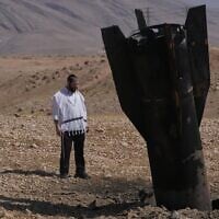 Un homme observant les débris d'un missile iranien qui s'est écrasé près de Jéricho, en Cisjordanie, le 8 juin 2026. (Crédit : Mahmoud Illean/AP)